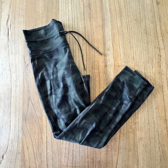 Vuori Green Camo Daily Legging - Size M - Picture 3 of 6